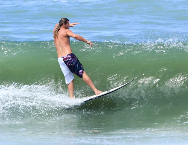 Diego Alemão beim Surfen am Praia da Barra (Foto: Fabricio Pioyani/AgNews)