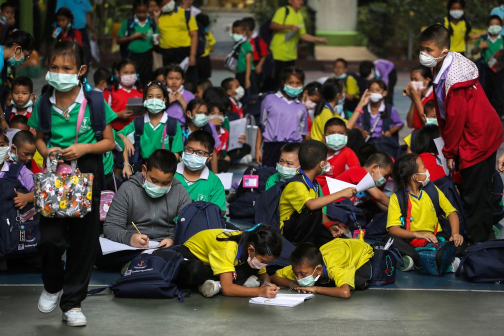 Estudantes usam mÃ¡scaras em uma escola pÃºblica em Bangcoc, na TailÃ¢ndia, nesta quarta-feira (30)  â Foto: Athit Perawongmetha/ Reuters 