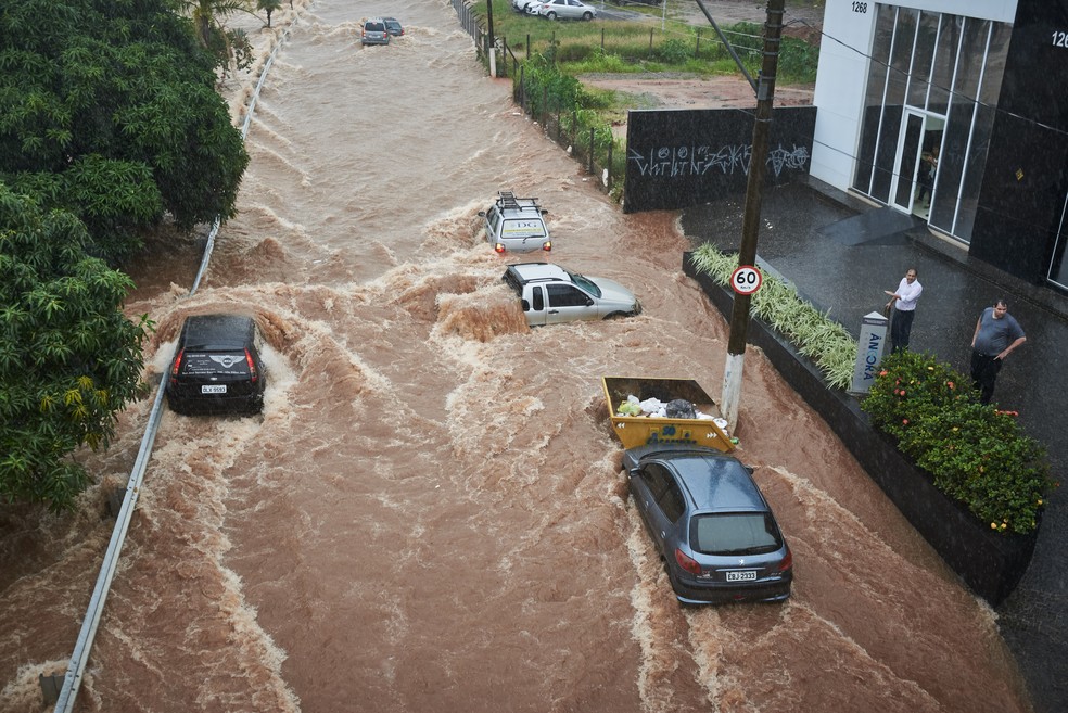 Carros arrastados por enchente em Franca, SP (Foto: Igor do Vale)