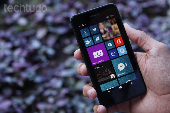 Lumia 630 tem tela de 4,5 polegadas (Foto: Anna Kellen Bull/TechTudo)