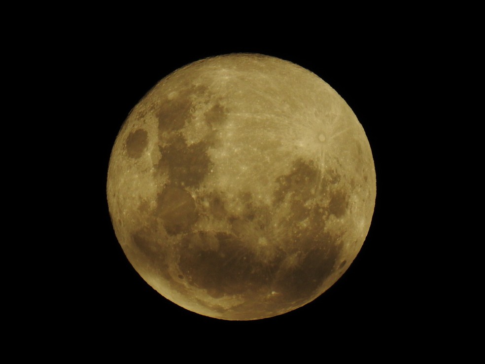 Registros foram feitos na semana em que a lua cheia estava mais próxima da Terra (Foto: Lilian Forti Bachega/VC no TG)