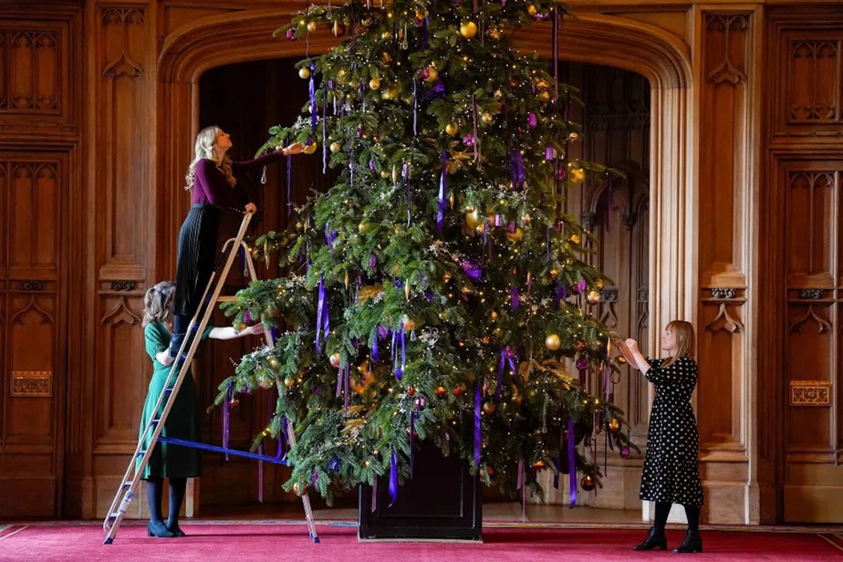 A decoração de Natal do castelo de Windsor tem roxo em homenagem à rainha