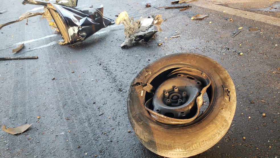 Peças de carro que se acidentou. — Foto: Camila Falabela / TV Globo