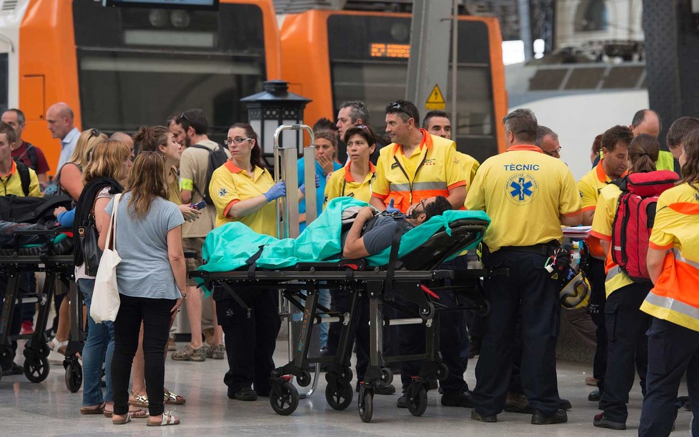 Ferido é resgatado do trem que sofreu acidente em Barcelona (Foto: Josep Lago / AFP Photo)