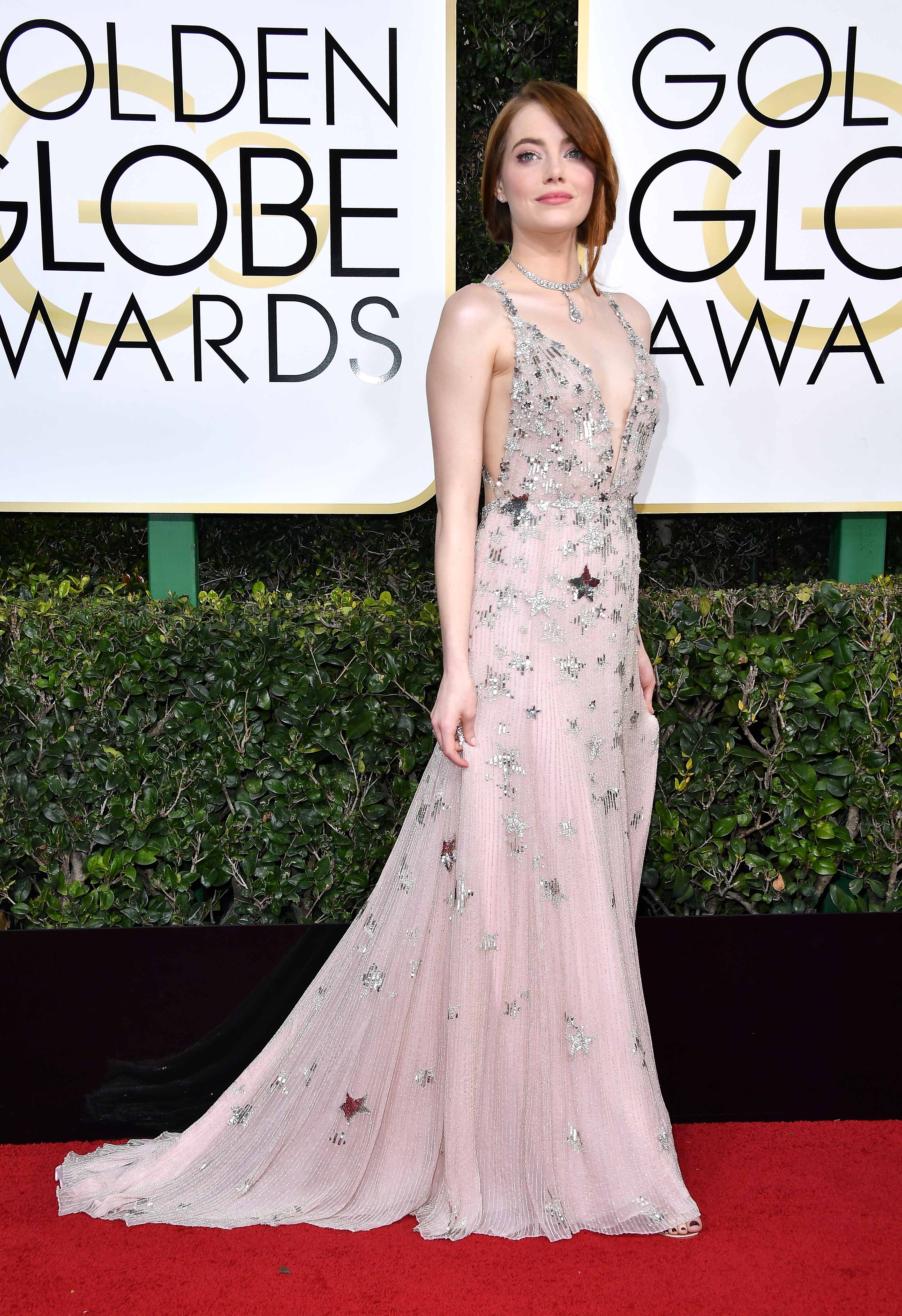 Emma Stone no Globo de Ouro de 2017, vestindo Valentino (Foto: Getty)