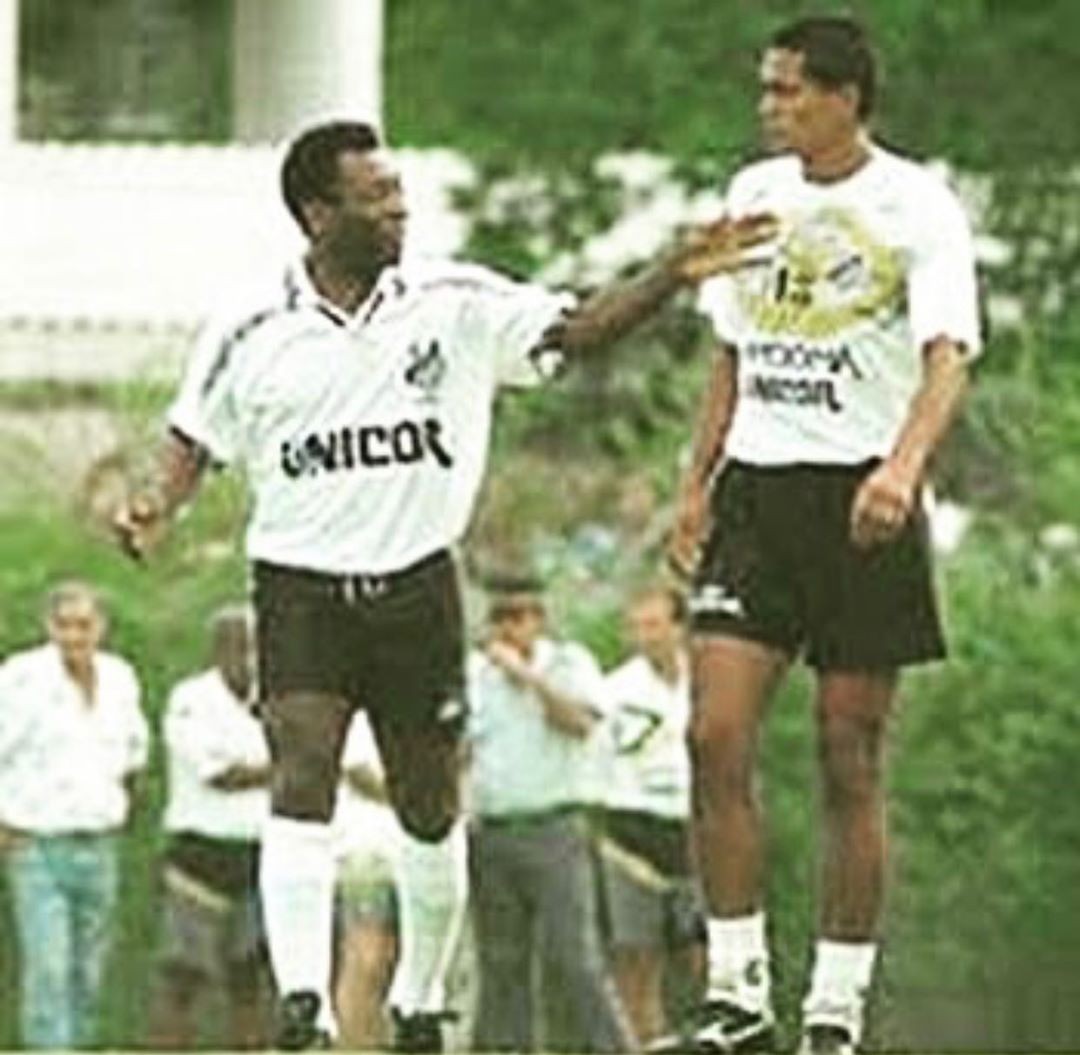 Giovvani compartilhou foto ao lado do rei do futebol, Pelé (Foto: Instagram)
