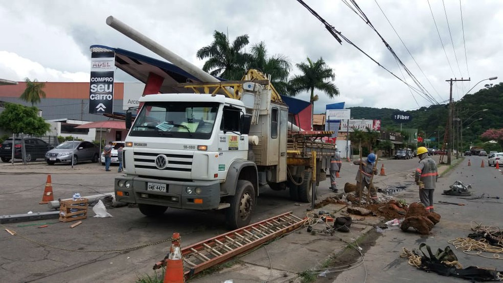 Duas pessoas morrem após carro bater
