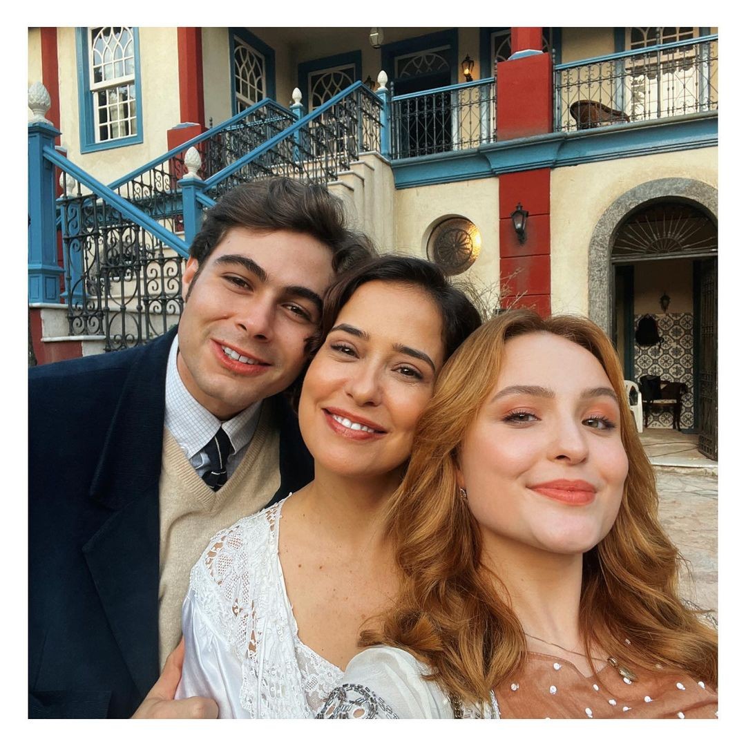 Rafael Vitti, Paloma Duarte e Larissa Manoela posam em bastidores (Foto: Reprodução Instagram)