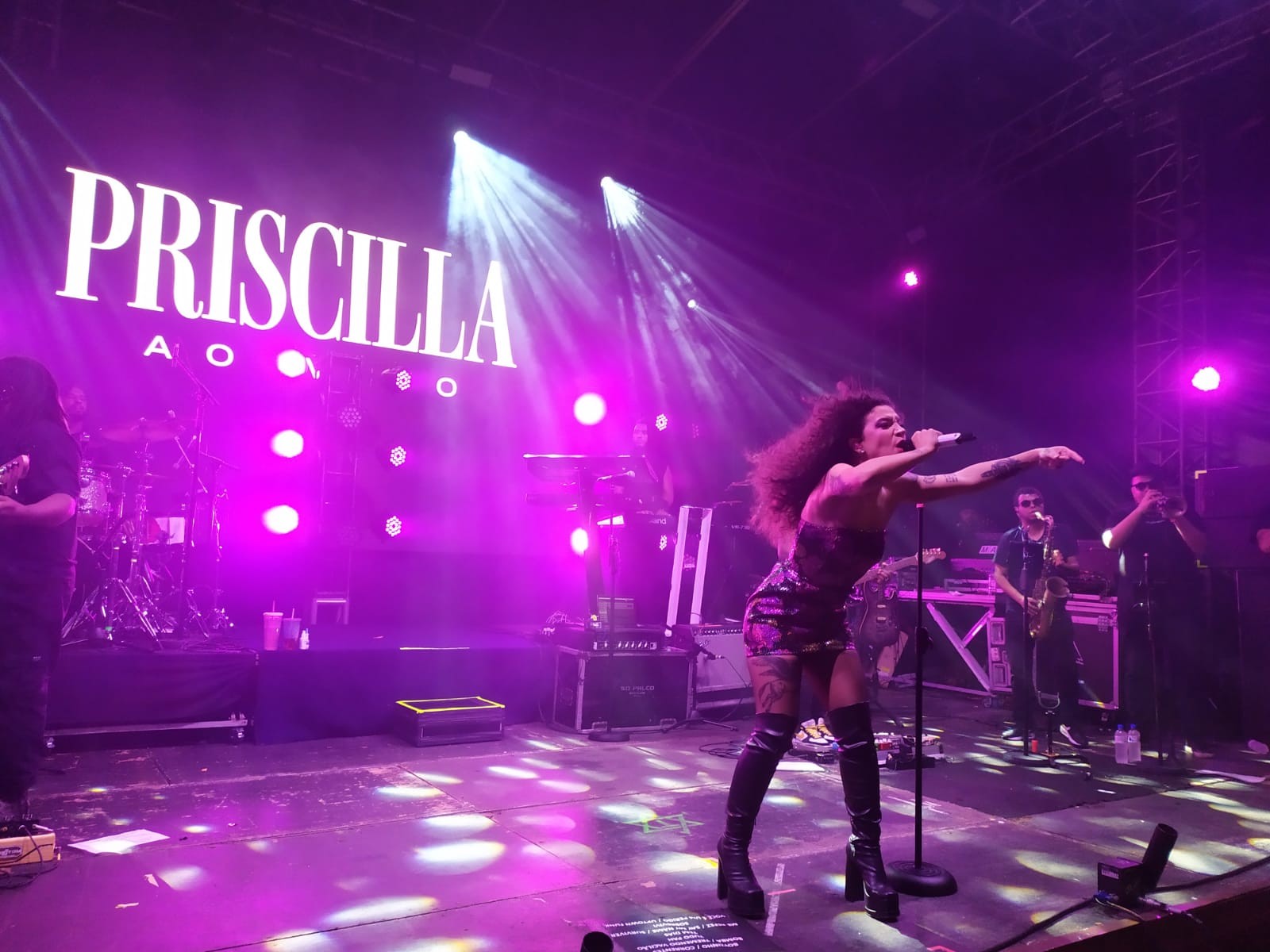 Priscilla Alcântara reúne público fiel em show com piruetas vocais e covers de Destiny's Child e funk
