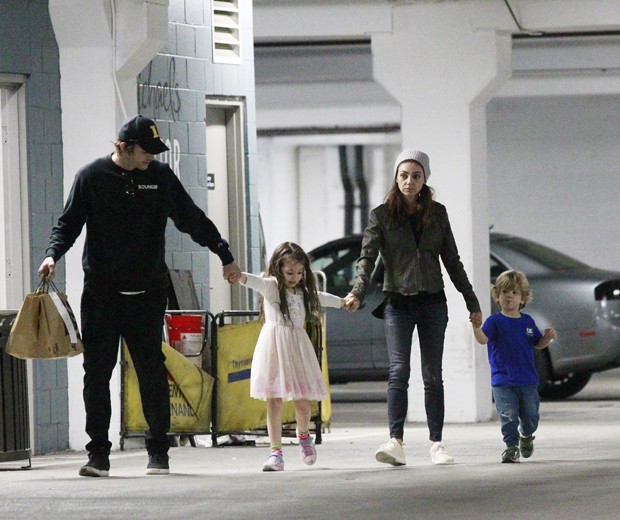 Ashton Kutcher, Mila Kunis e os filhos, Wyatt e Dimitri (Foto: Grosby Group)