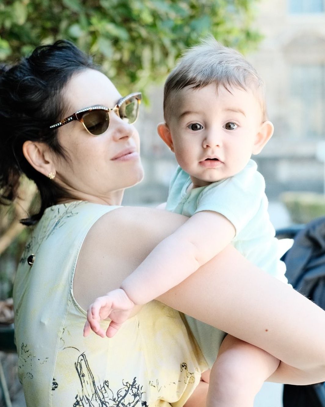 Em Londres, Maria Flor posa com o filho, Vicente, no colo e brinca sobre viagem (Foto: Reprodução / Instagram)