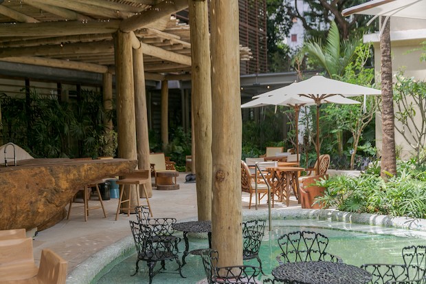 A estrutura invade a área molhada, onde também há mesas para drinques e pequenas refeições (Foto: Vertical Garden / Reprodução)