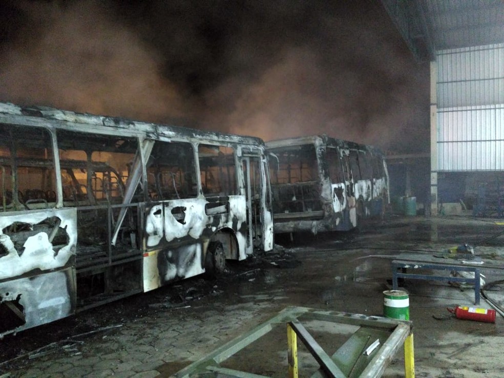 Ônibus ficaram destruídos após o incêndio (Foto: Divulgação/St BM Lee Van Gordam)