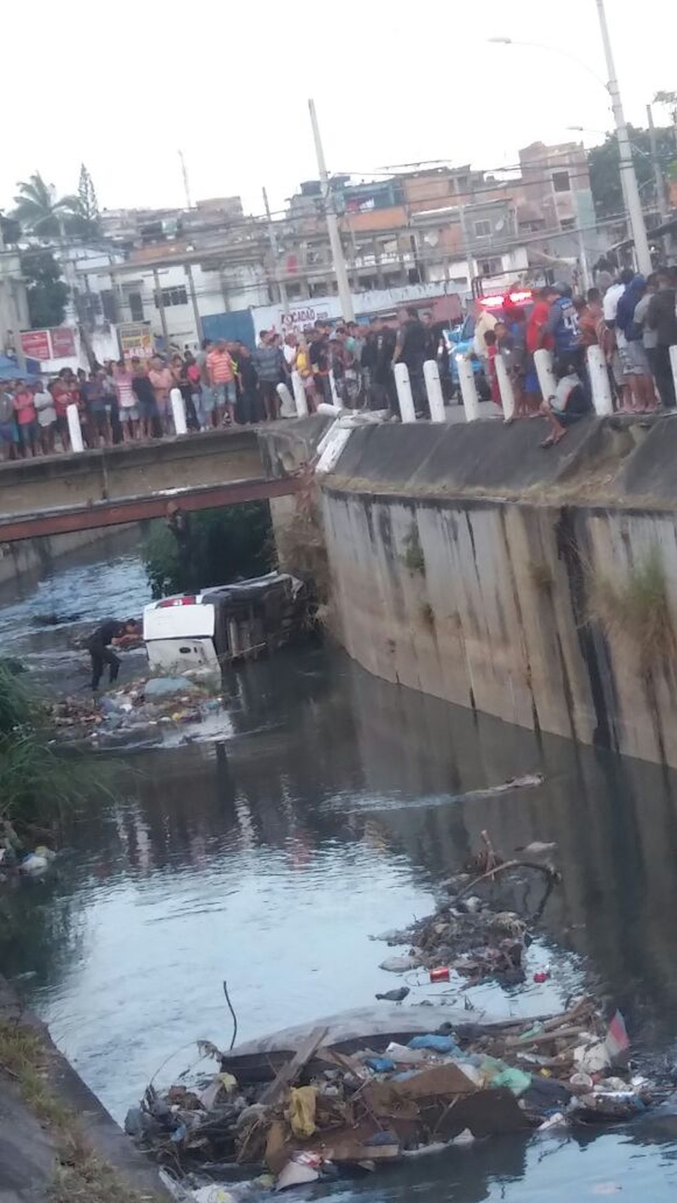 PMs entram no Rio para retirar supeitos (Foto: Reprodução/ Redes Sociais)