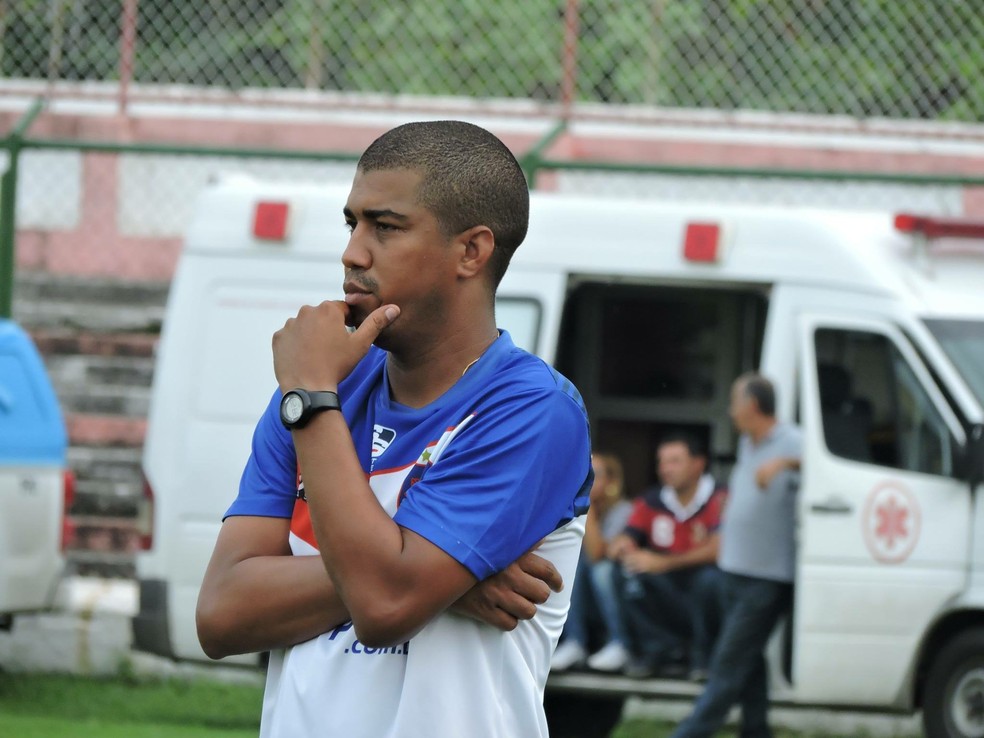 Marcelo Salles é o técnico do Bonsucesso (Foto: Emerson Pereira / Derbies Suburbanos)