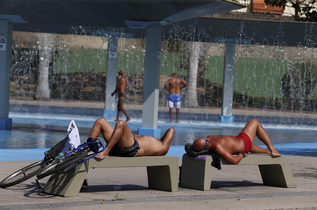 Diante do forte calor, Parque de Madureira vira opção para se refrescar — Foto: Fabiano Rocha/Agência O Globo