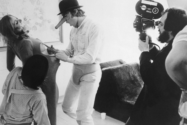 Stanley Kubrick filmando Malcolm McDowell no set de Laranja Mecânica (1971) (Foto: Getty Images)