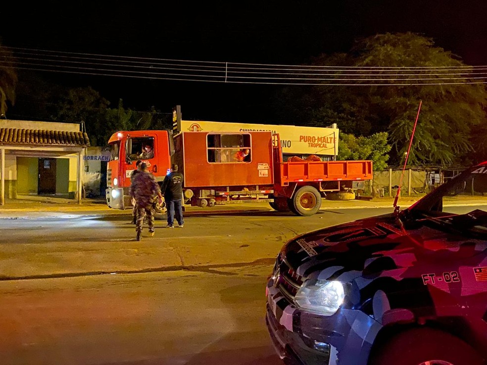 Caminhão abordado pela PM na cidade de São Raimundo Nonato — Foto: Divulgação /PM-PI
