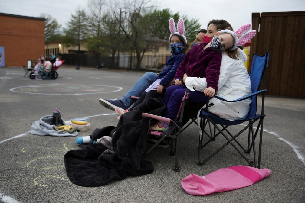 Texas - Com distanciamento social, pessoas participam de culto de Páscoa da Igreja Metodista 'White Rock United', em Dallas — Foto: Shelby Tauber/Reuters