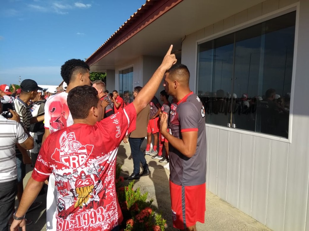 Neto Baiano é um dos que conversou com os torcedores (Foto: Denison Roma / GloboEsporte.com)