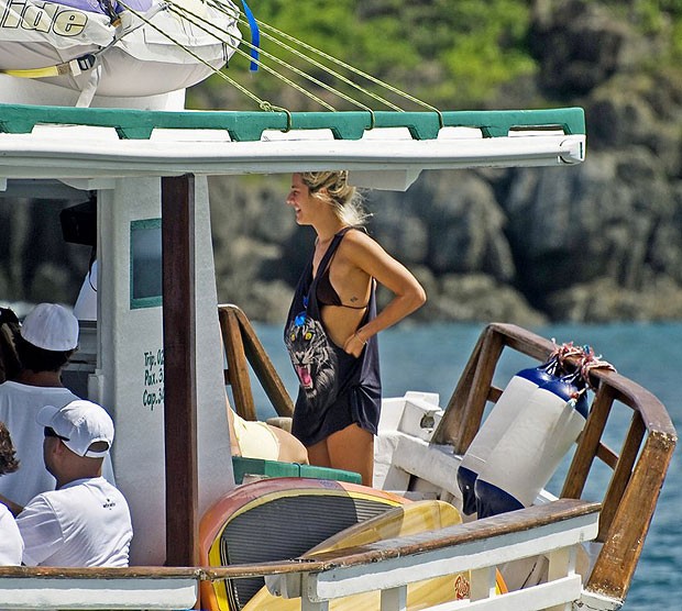 Giovanna Ewbank e dia de passeio de barco na praia do Leão (Foto: Marcelo Loureiro)