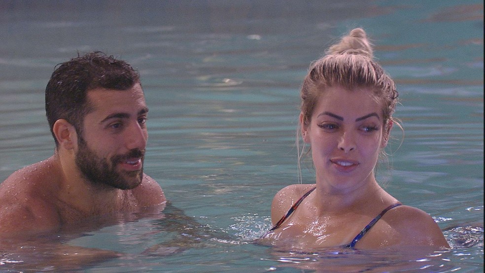 Jaqueline Morde A Orelha De Kaysar Na Piscina Agora Na Casa Gshow