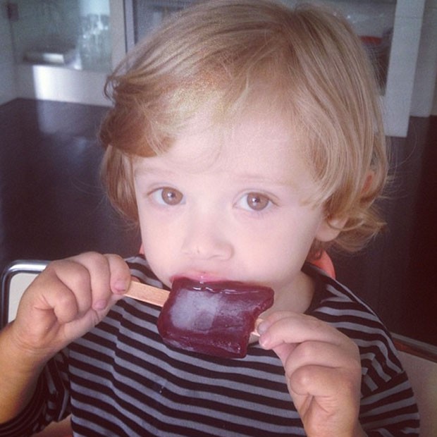 Vittorio saboreia picolé de uva (Foto: Instagram)