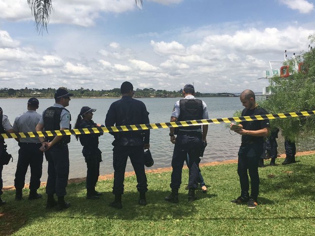Policiais militares fazem isolamento de região onde corpo foi achado dentro de mala no Lago Paranoá, em Brasília (Foto: Gabriel Luiz/G1)