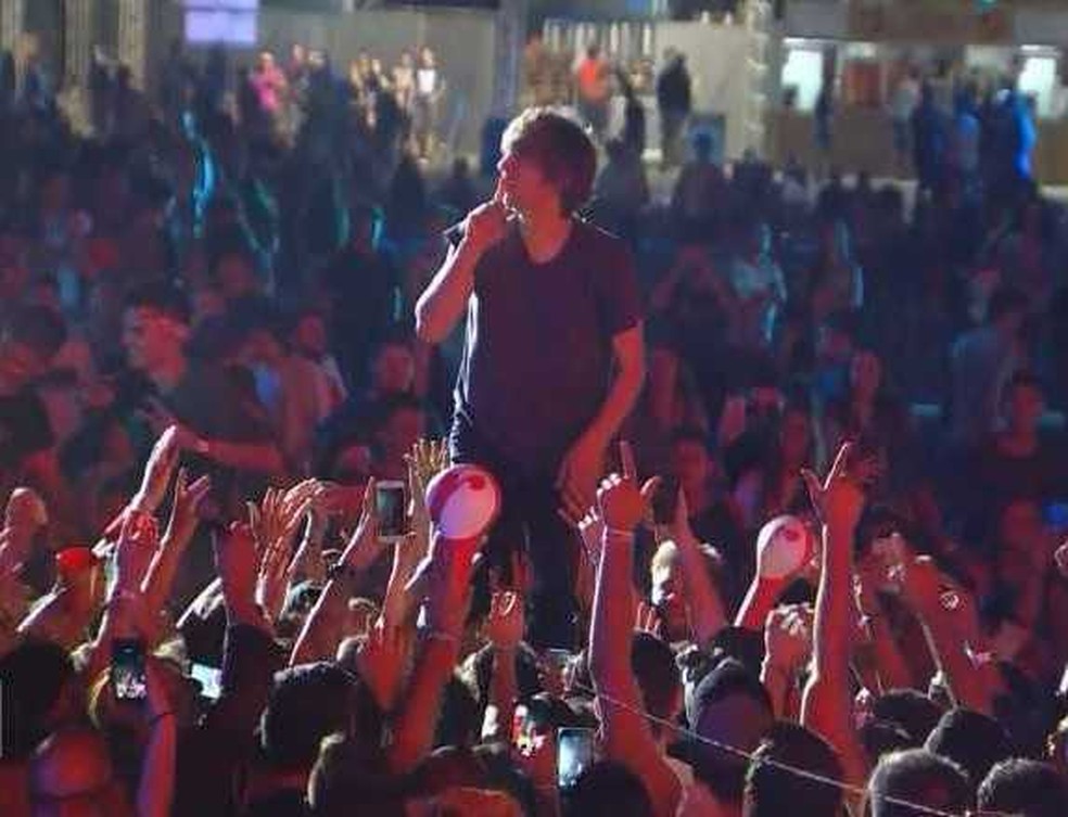 Vocalista do Phoenix no meio do público no Planeta (Foto: Reprodução)