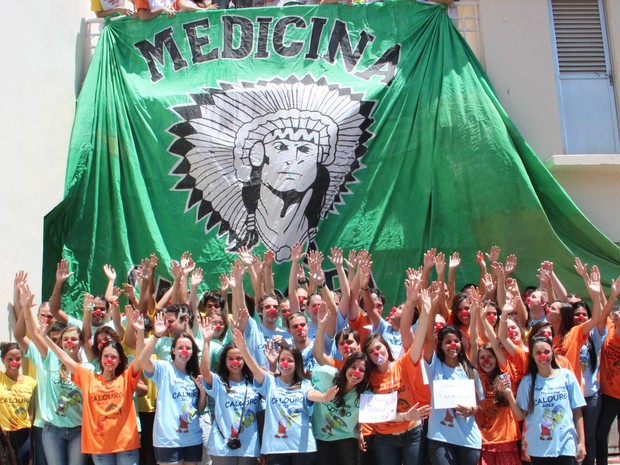 Novatos posam para foto no início do trote da Faculdade de Medicina em Campos, RJ (Foto: Wallington Cordeiro/FMC)