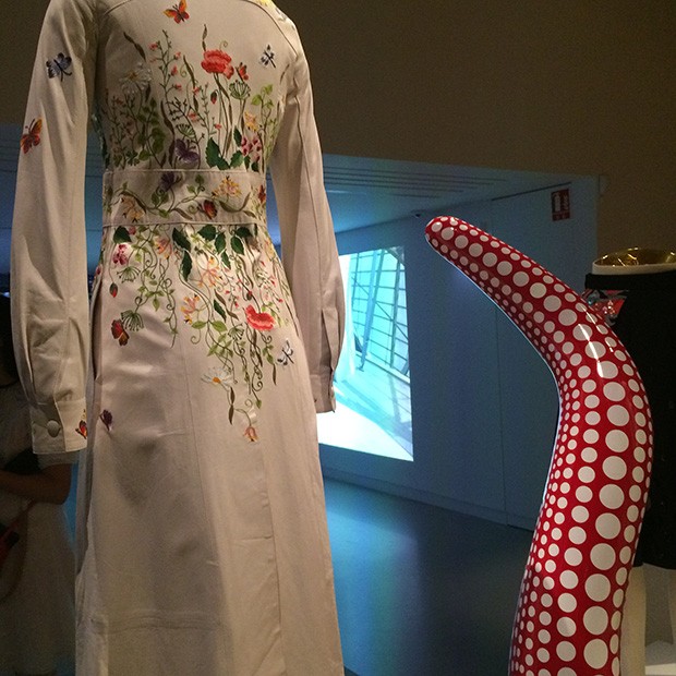 Yayoi Kusama sculpture beside an embroidered coat-dress from the LV archive  (Foto: Suzy Menkes Instagram)