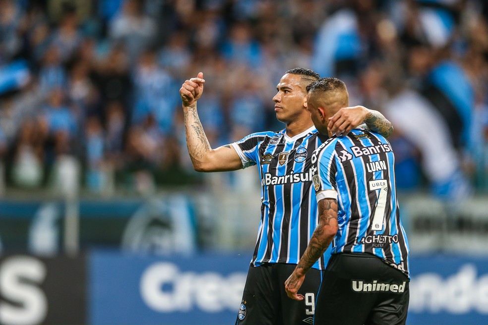 Jael aponta para Luan e pede aplausos da torcida após camisa 7 ceder pênalti — Foto: Lucas Uebel/Grêmio