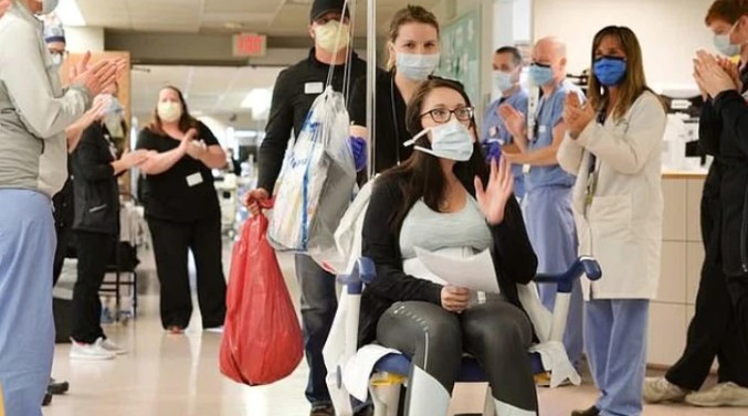 Megan receu alta e foi aplaudida pelos profissionais de saúde (Foto: Cincinnati)