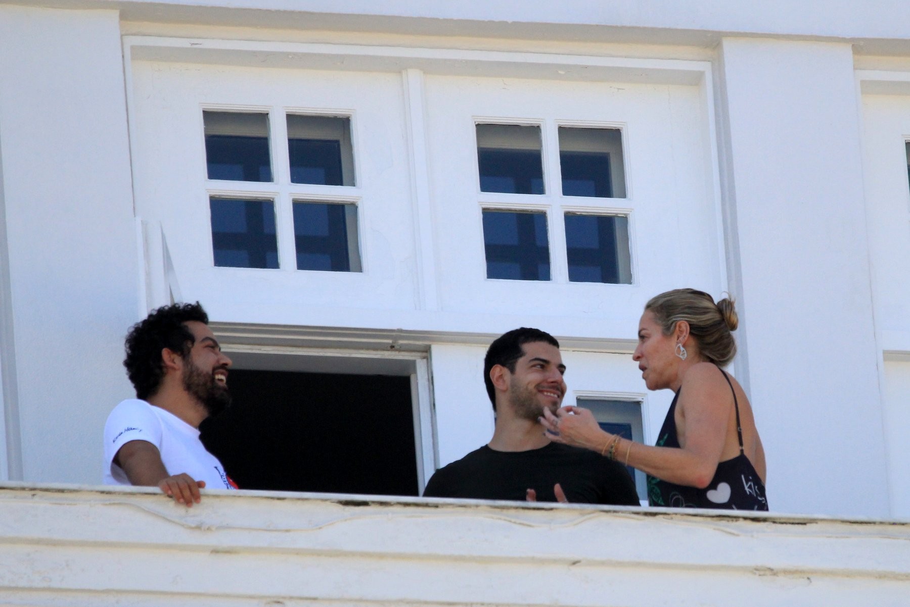 Luana Piovani e Lucas Bittencourt com amigo no Rio de Janeiro (Foto: AgNews/JC Pereira)