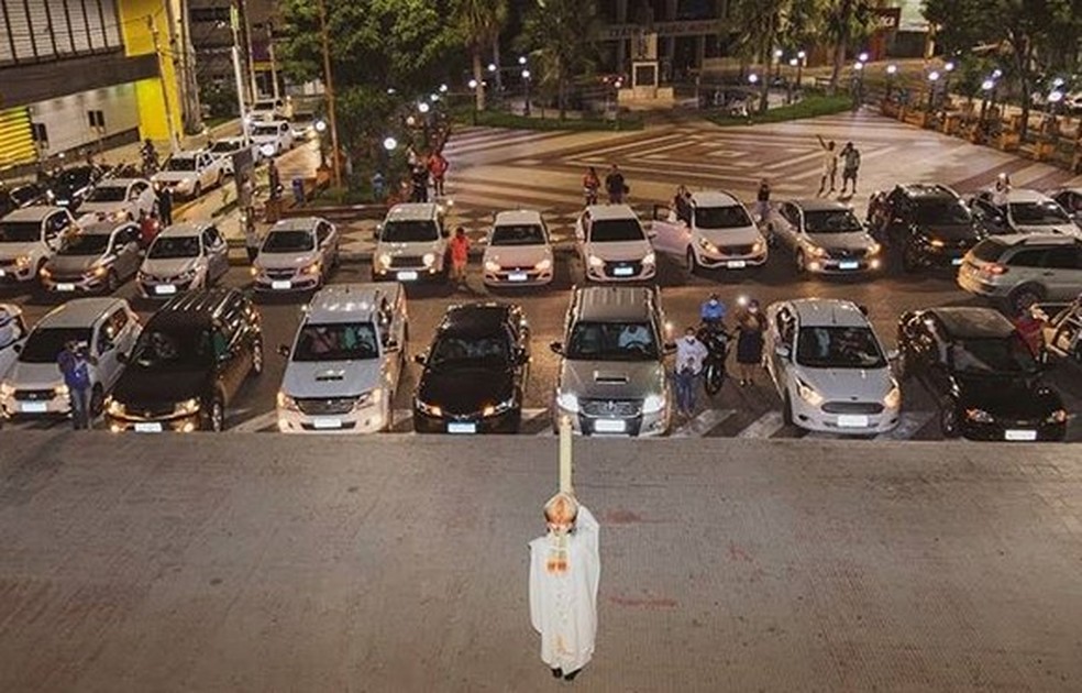 VigÃ­lia Pascal foi acompanhada pelos fiÃ©is de dentro de seus carros em MossorÃ³ â Foto: Glauber Soares