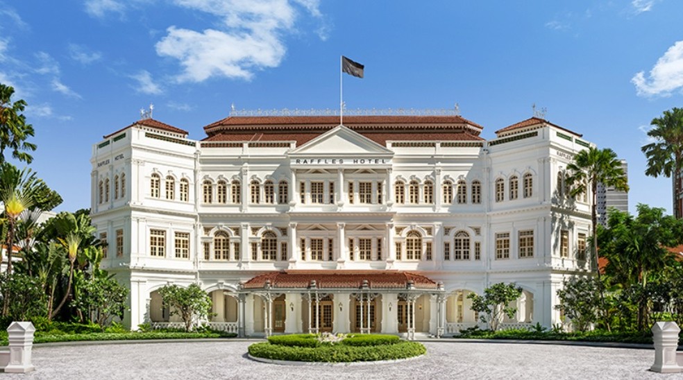 Vista da entrada do Raffles Hotel Singapore,  destaque do ranking Forbes Travel Guide’s Star Awards, que está em sua 65ª edição — Foto: Reprodução