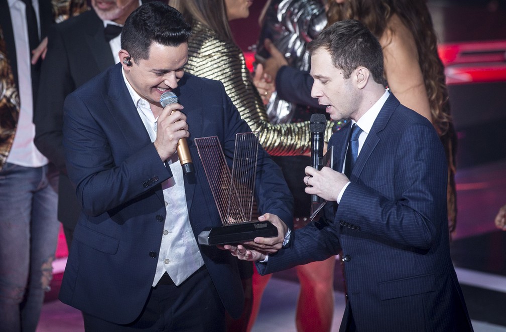 LÃ©o Pain recebe o trofÃ©u de campeÃ£o â€” Foto: Isabella Pinheiro/Gshow