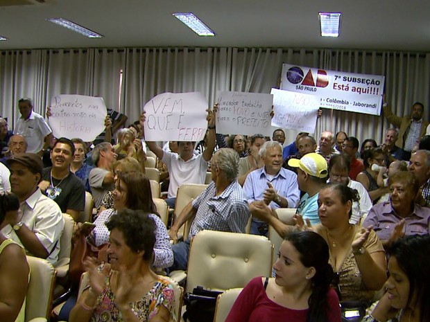Na Câmara Municipal, moradores protestaram contra criação de 11 secretarias (Foto: Carlos Trinca/EPTV)