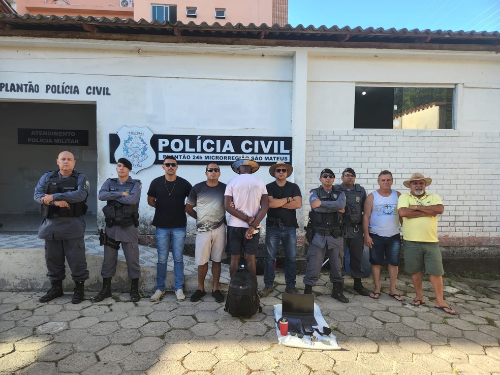 Policiais que ajudaram a prender o suspeito (ao centro) de matar um médico em Motanha, Norte do ES — Foto: Divulgação/Polícia Civil