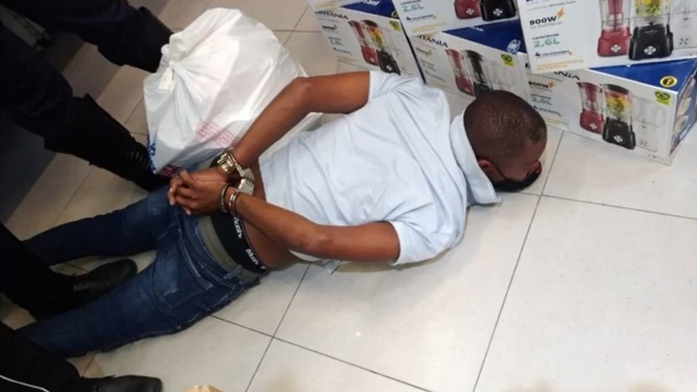 Homem é preso ao se esconder em loja de eletrônicos de shopping para tentar roubar mais de 40 celulares na Bahia — Foto: Reprodução/TV Bahia