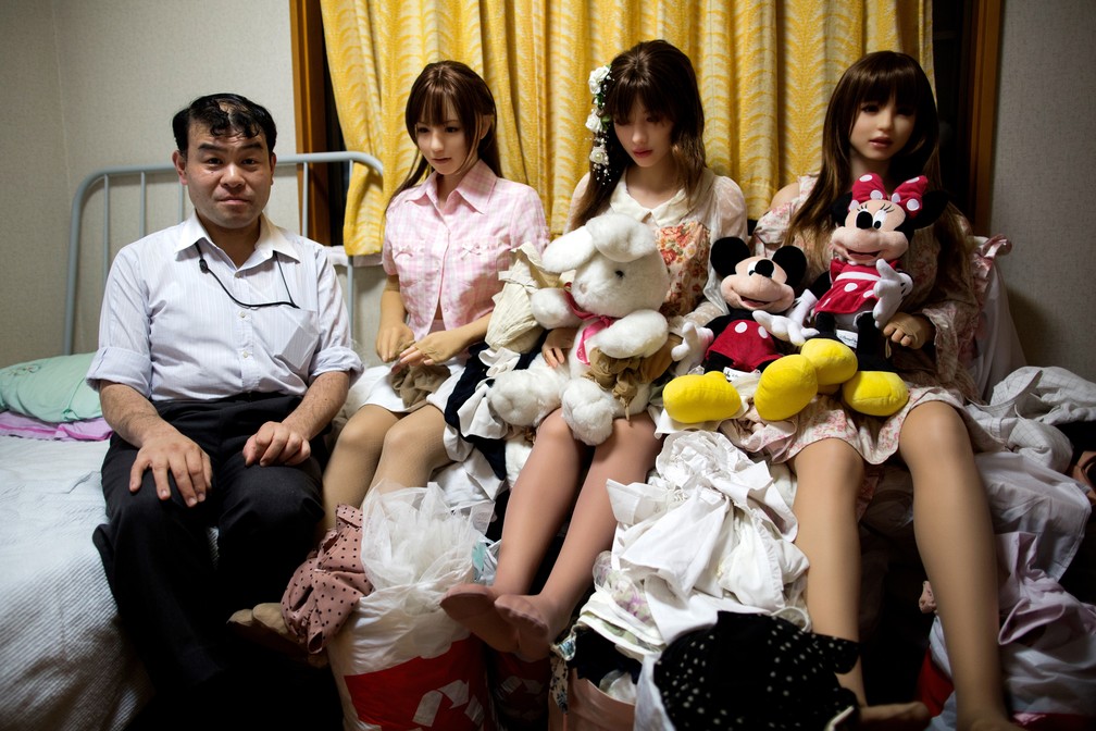 Masayuki Ozaki posa ao lado de suas bonecas de silicone em seu quarto (Foto: Behrouz Mehri / AFP )