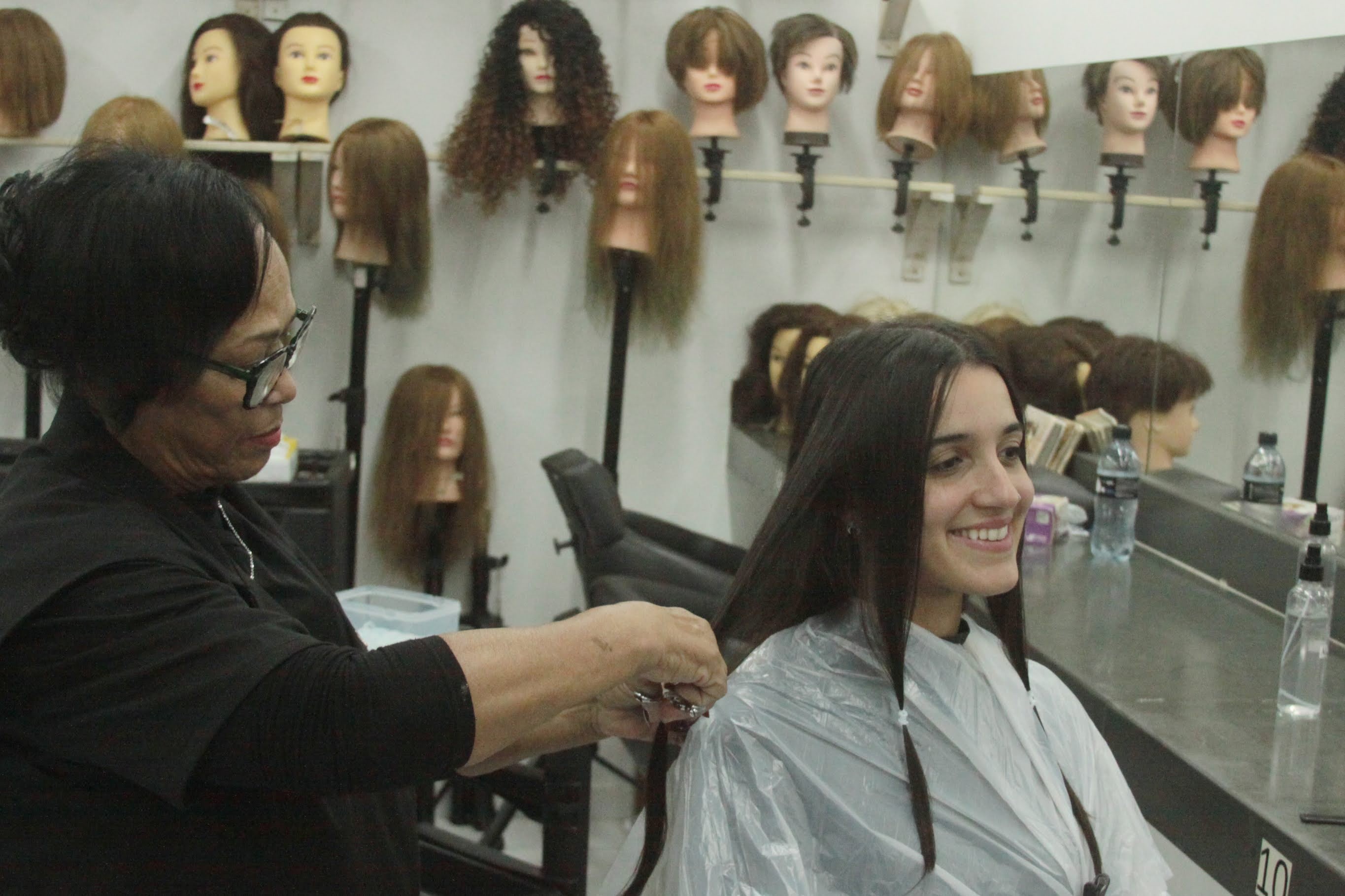 Grupo arrecada 240 mechas de cabelo para atender mulheres com câncer em Santos, SP  