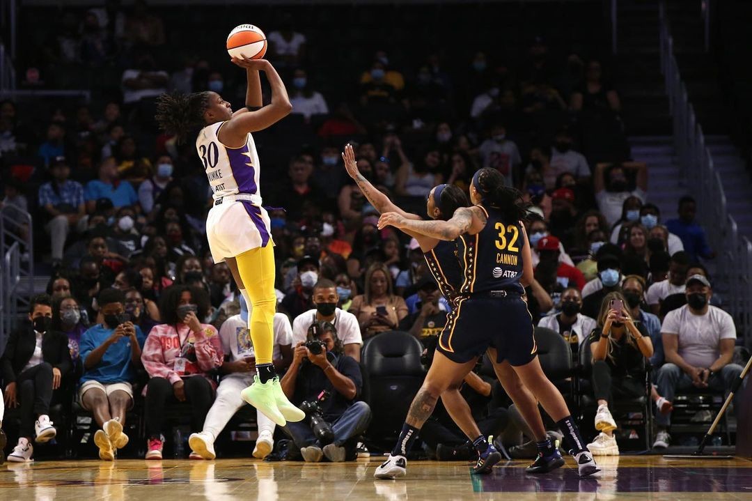 Presidente do sindicato das jogadoras da WNBA, Nneka Ogwumike (que arremessa), do Los Angeles Sparks, conseguiu um acordo coletivo de aumento de salário (Foto: Reprodução Instagram)