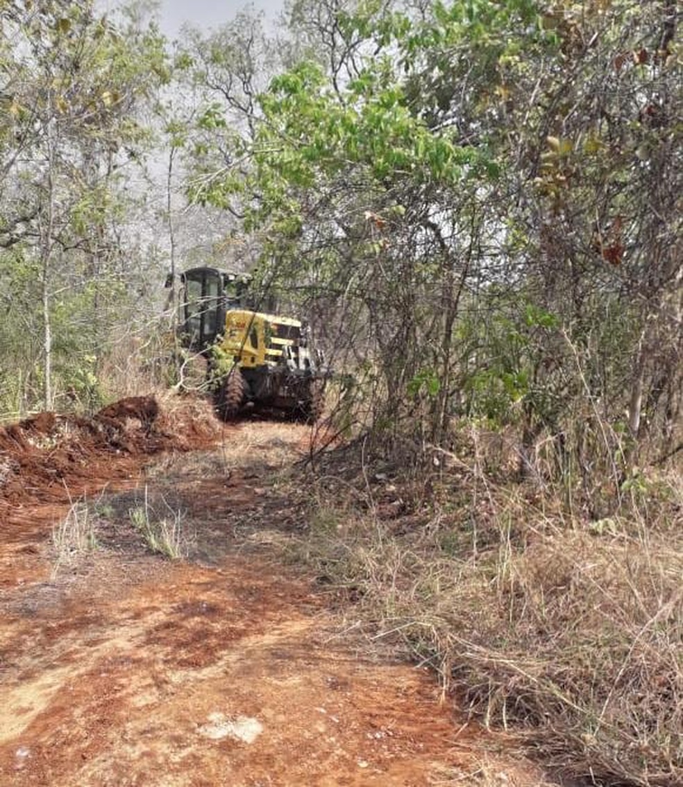 Máquinas na construção de aceiro para evitar fogo chegar próximo de cidade.  Foto: Hélio Ferreira