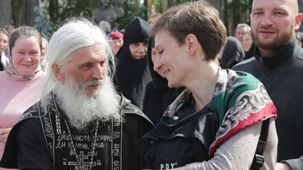 Sacerdote Sergei Romanov tem muitos seguidores fiéis — Foto: Getty Images/ BBC
