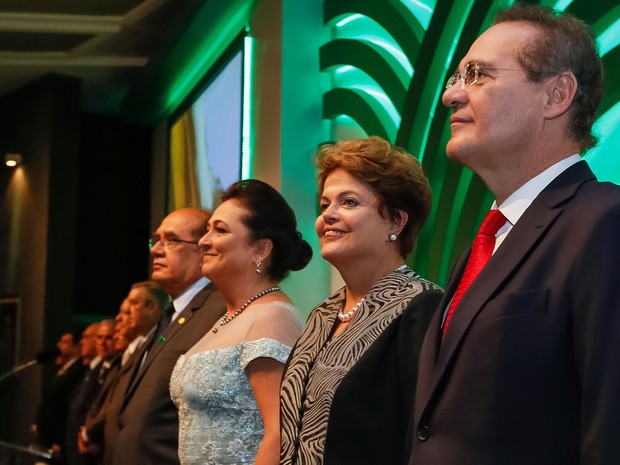 A presidente Dilma Rousseff na cerimônia de posse de Kátia Abreu na CNA, ao lado da senadora e do presidente do Congresso, senador Renan Calheiros (Foto: Ricardo Stuckert Filho / Presidência )