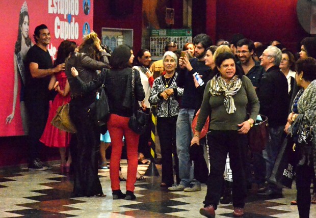 Sasha é tietada por fãs em teatro (Foto: Webert Belicio / AgNews)