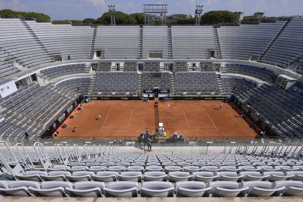 As arquibancadas ao redor da quadra central do 'Foro Italico' são vistas vazias durante uma partida entre Novak Djokovic e Salvatore Caruso no Aberto da Itália, em Roma, na quarta-feira (16) — Foto: Alfredo Falcone/LaPresse via AP