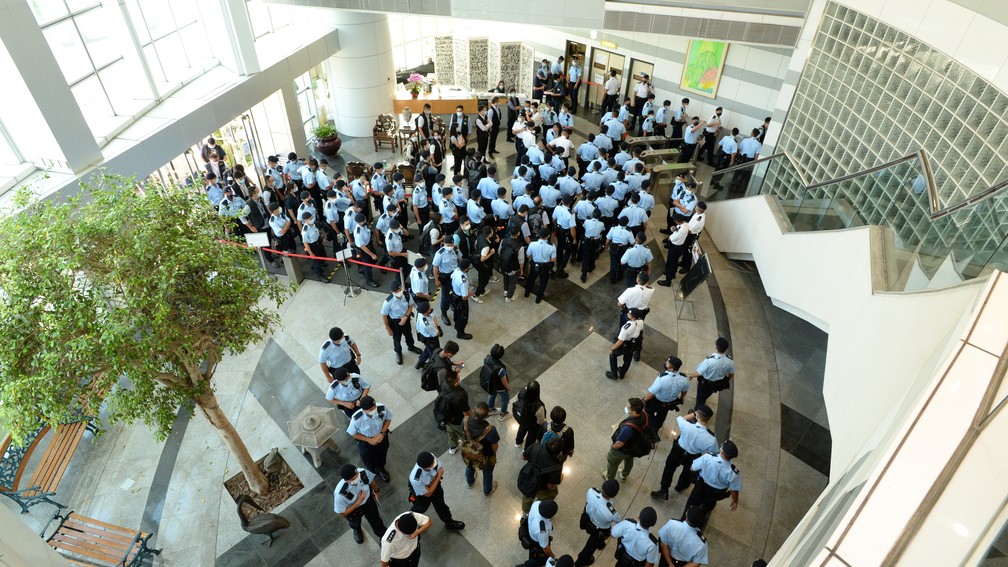 Policiais fazem operação na sede do jornal pró-democracia 'Apple Daily', em Hong Kong, em 17 de junho de 2021 — Foto: Apple Daily via Reuters