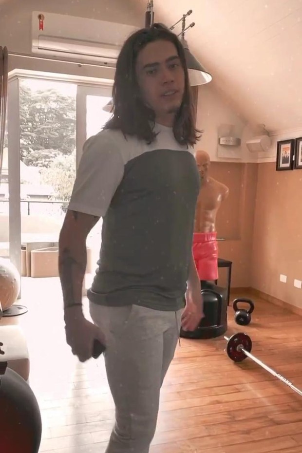 Luísa Sonza flagra Whindersson Nunes usando sua calça  (Foto: Reprodução/Instagram)